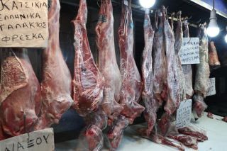 Η έλλειψη αμνοεριφίων βάζει φωτιά στο πασχαλινό τραπέζι